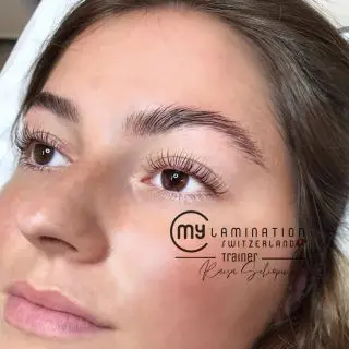Soin vitaminé LashBotox avec rehaussement et teinture cils, merci t BrowLamination ?